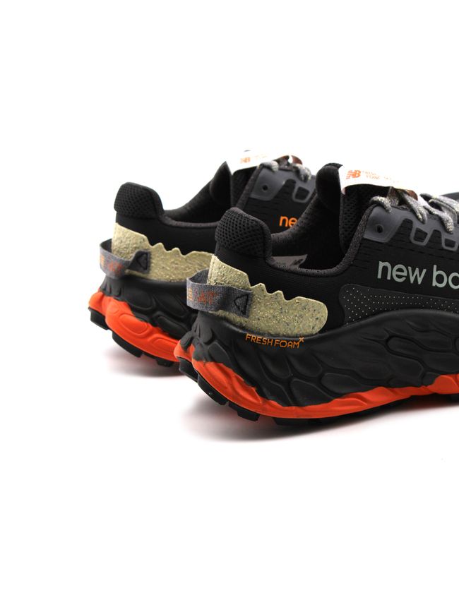New Balance Fresh Foam X More Trail V3 (coloris Black / Cayenne)